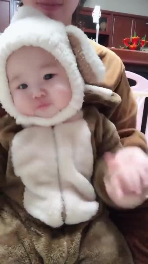 小萌娃來了,老媽在背后操控寶寶,這動作真是太可愛