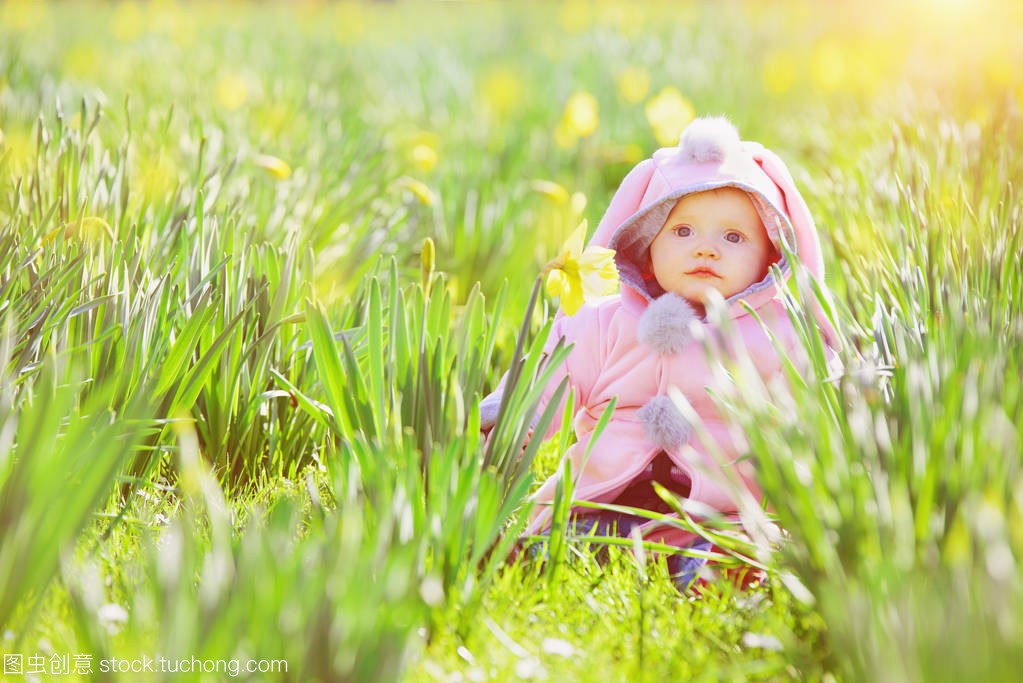 可愛的小寶貝女孩在公園里