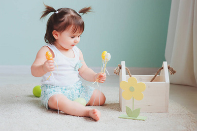 可愛開心寶貝女孩與復活節裝飾的歡樂時光